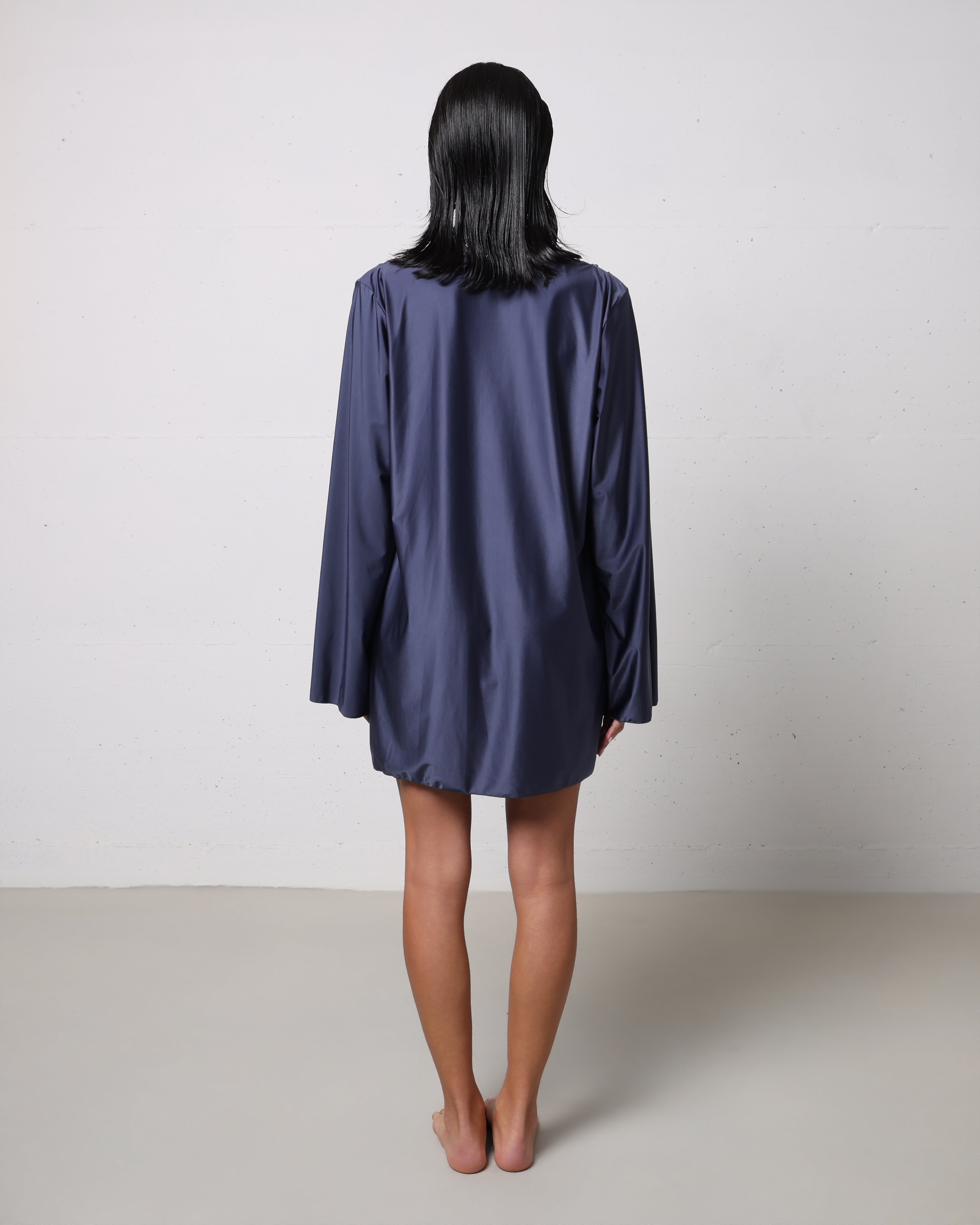Teti vestito fuori acqua blu